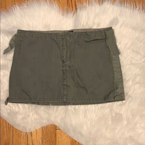 Women’s Earl jeans army green mini skirt, size 27